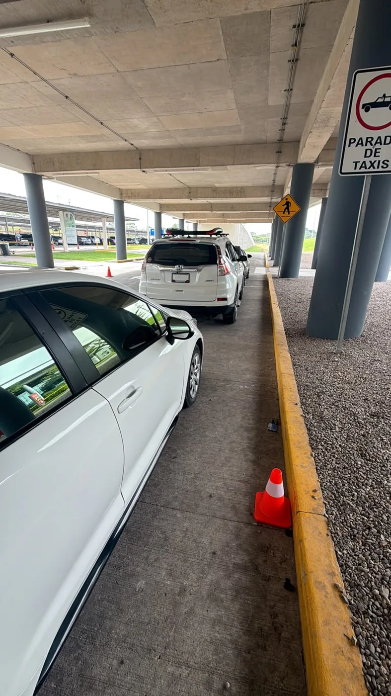 Unidad Travel VIP en la parada del Aeropuerto Palmerola XPL